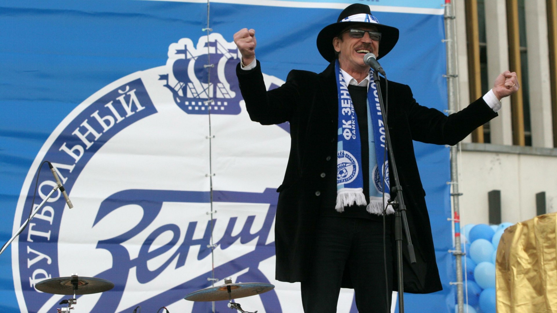 Михаил Боярский с шарфом Зенита