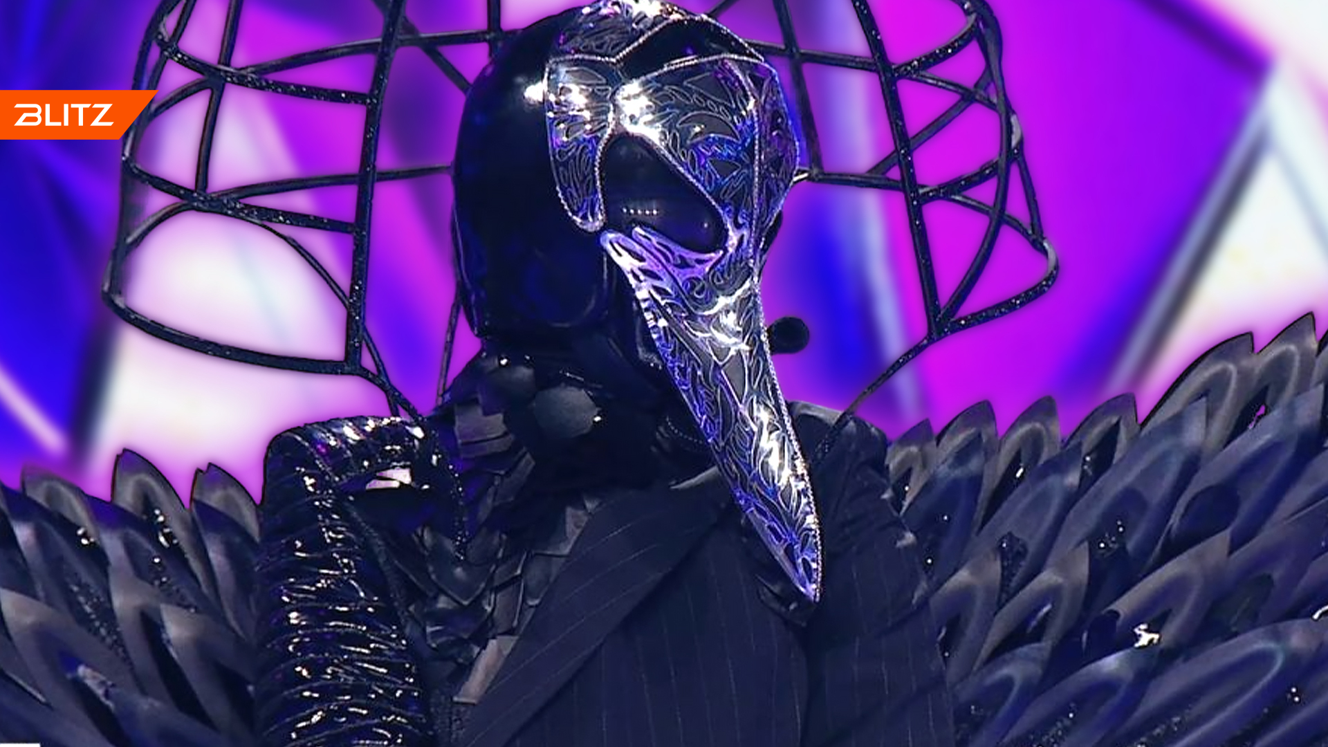 Последний выпуск программы маска. Ворон маска Дмитриенко. Ваня Дмитриенко шоу маска. Шоу маска костюмы. Шоу маска ворон.